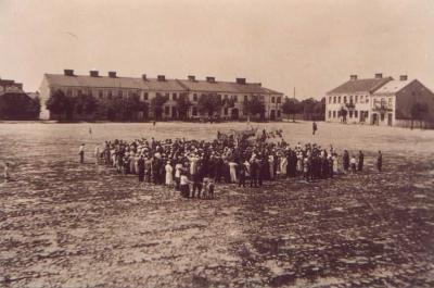 Zachodnia pierzeja Rynku w Serocku, lata 30-te. Kamienice nosiły numery od 1-5. Za nimi znajdowała się synagoga i rytualna...