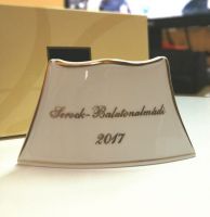 Upominek od miasta partnerskiego Balatonalmadi
