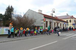 Przedszkolaki z Serocka przywołują wiosnę