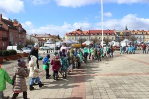 Przedszkolaki z Serocka przywołują wiosnę