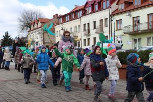 Przedszkolaki z Serocka przywołują wiosnę