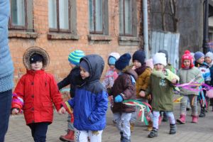 Przedszkolaki z Serocka przywołują wiosnę
