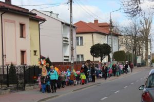 Przedszkolaki z Serocka przywołują wiosnę