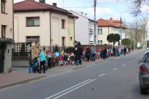 Przedszkolaki z Serocka przywołują wiosnę