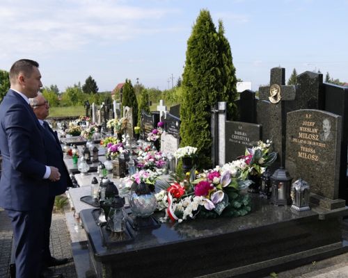 odwiedzanie grobów zmarłych samorządowców