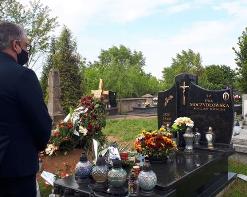 odwiedzanie grobów zmarłych samorządowców