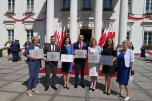 Zdjęcie grupowe z uroczystości przekazania płyt upamiętniających miejsca Bitwy Warszawskiej- w Belwederze