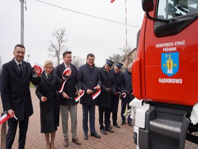 Przekazanie wozu strażackiego
