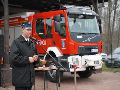 Przekazanie wozu strażackiego