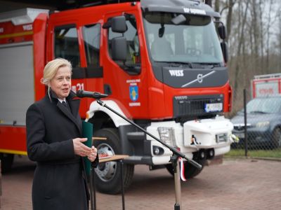 Przekazanie wozu strażackiego