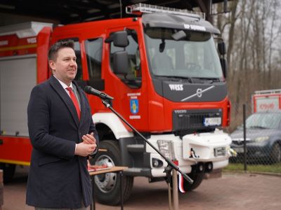 Przekazanie wozu strażackiego