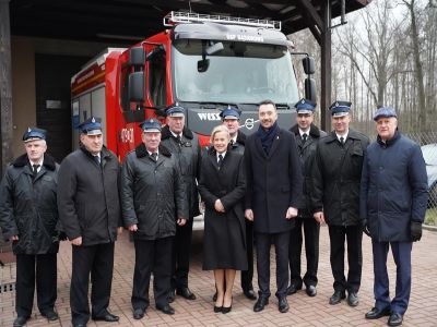 Przekazanie wozu strażackiego