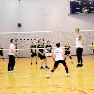 Mecz piłki siatkowej Rodzice vs Uczniowie Gimnazjum w Serocku