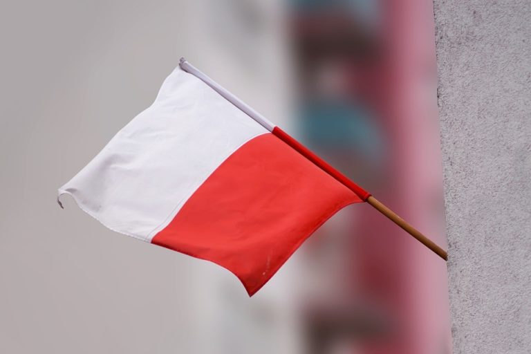Odbierz flagę Polski w urzędzie