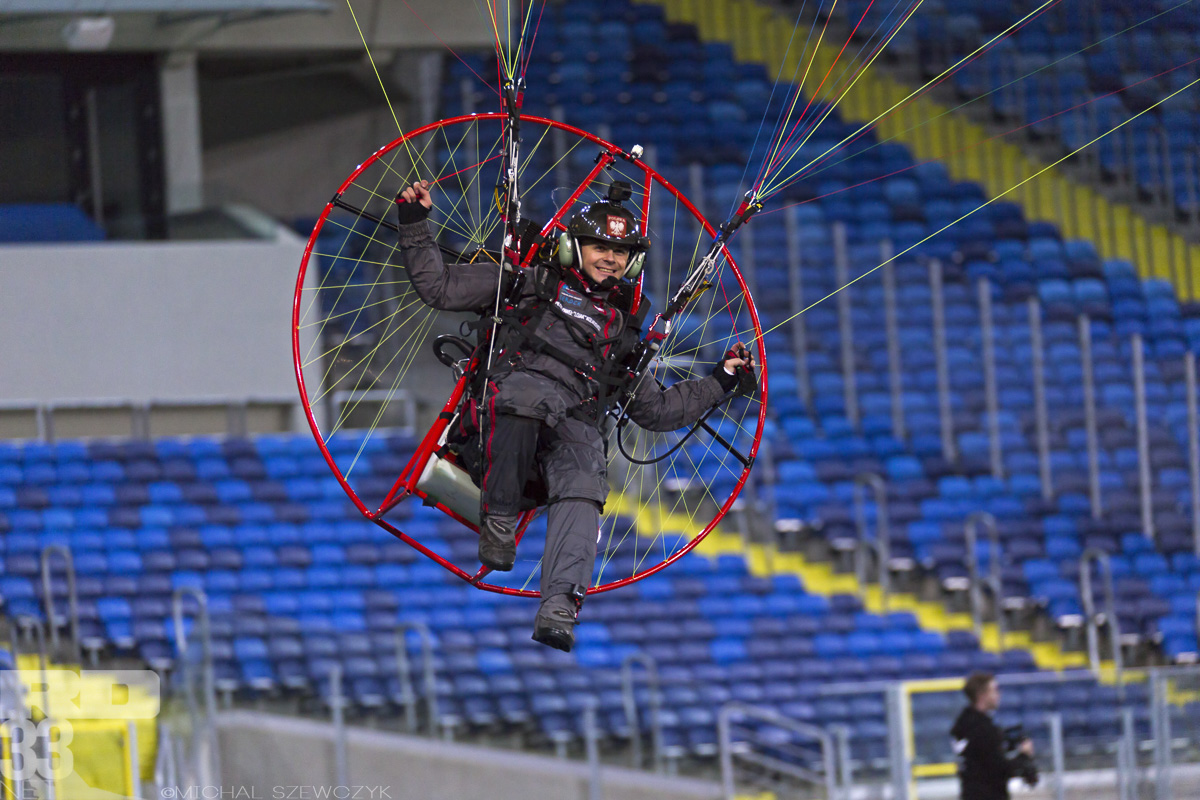 Pionierskie wyczyny motoparalotniarzy na Stadionie Śląskim
