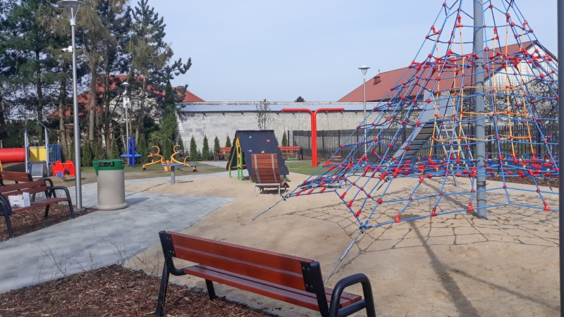 Plac zabaw w Dębem
