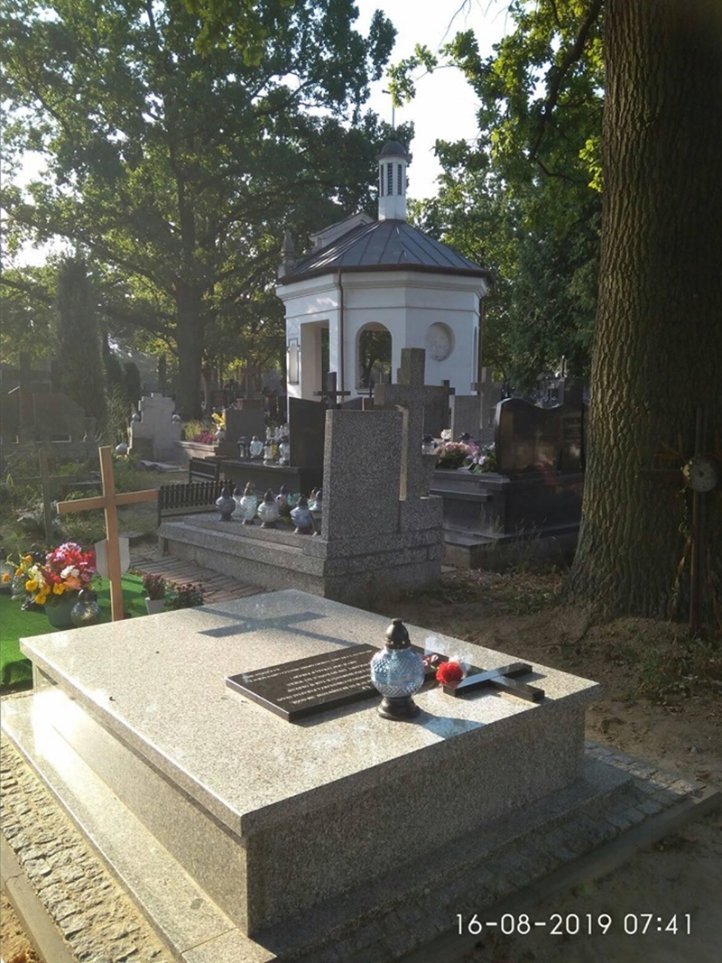 Pomnik na grobie ze szczątkami znalezionymi w Zegrzu