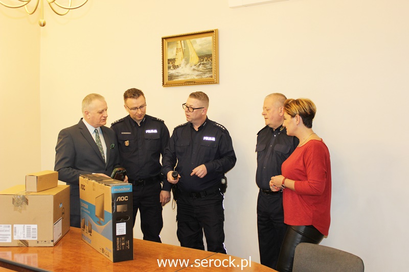 Przekazanie sprzętu serockiej Policji