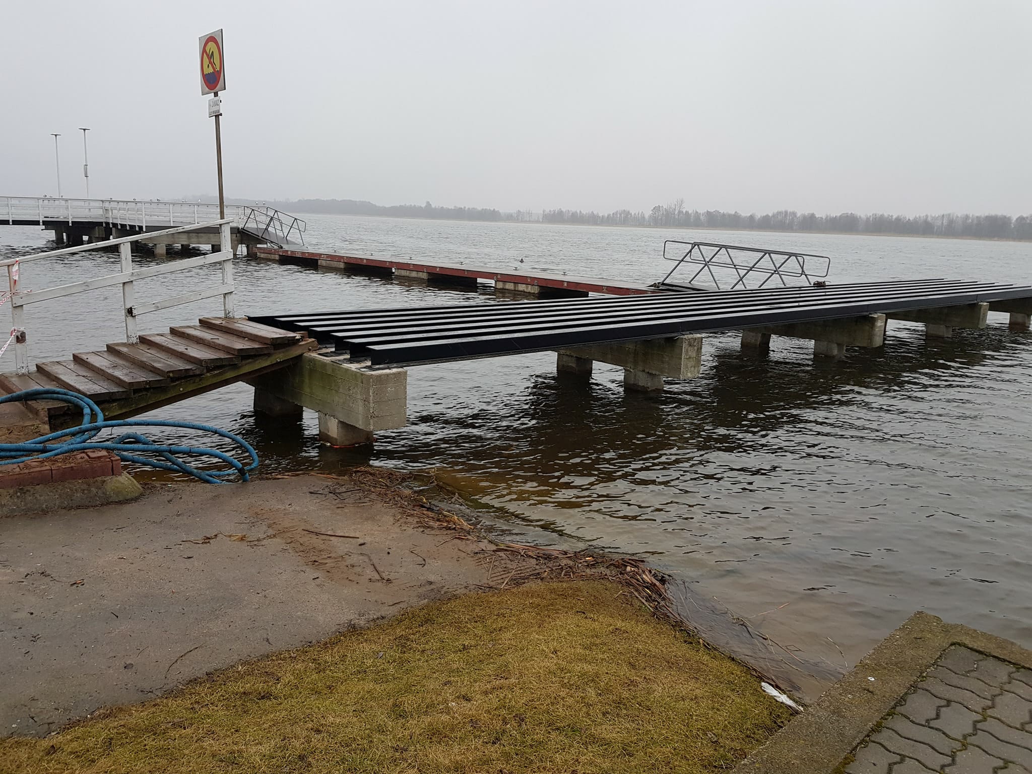 Remontujemy molo na plaży miejskiej