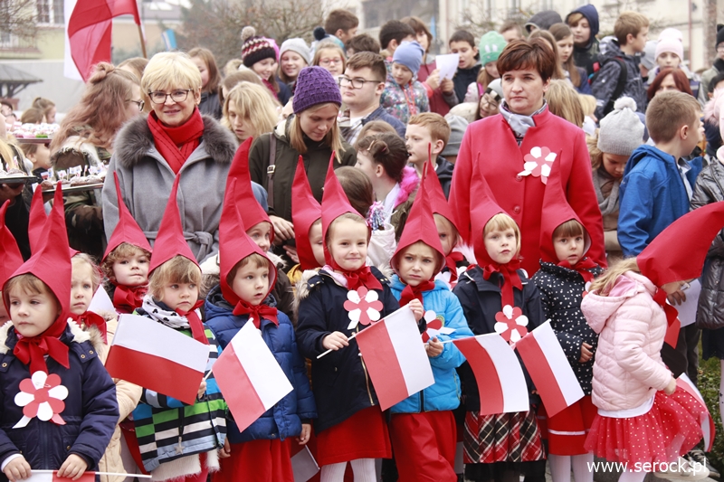 Uczniowie śpiewają hymn