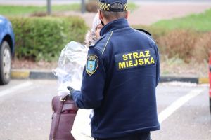 Straż Miejska rozdaje maseczki