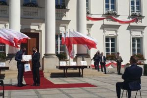 Uroczystę wręczenie płyty pamiątkowej przed Belwederem