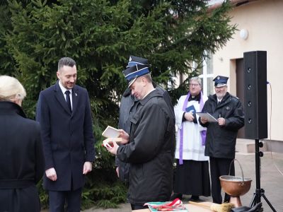 Przekazanie wozu strażackiego